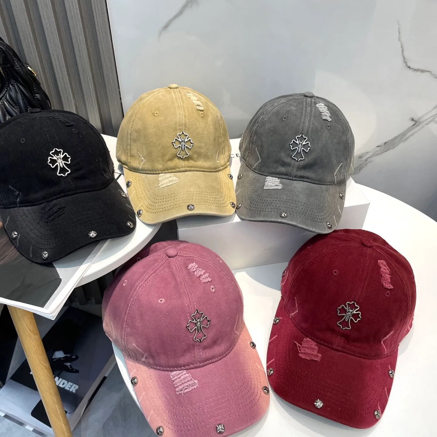 P80 Crow Heart 🆕🆕25 new baseball cap, personalized fashionable classic cross logo, casual with a cool feeling, unisex style, same style for men and women! Very easy to match! Head circumference: 56-58cm is available